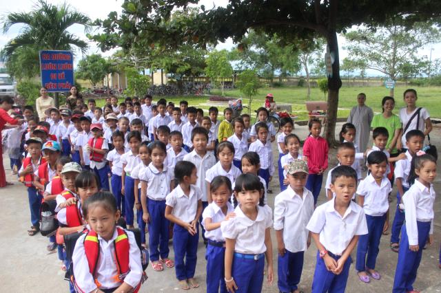 Quảng Trị: Trao học bổng và quà Trung thu cho học sinh nhân ngày tựu trường
