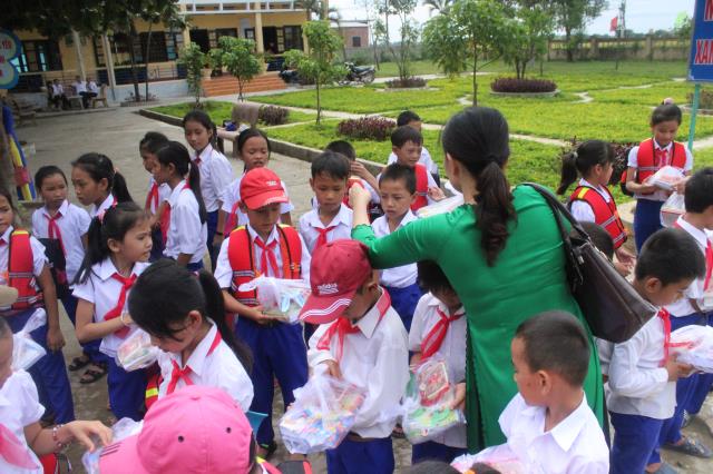 Quảng Trị: Trao học bổng và quà Trung thu cho học sinh nhân ngày tựu trường