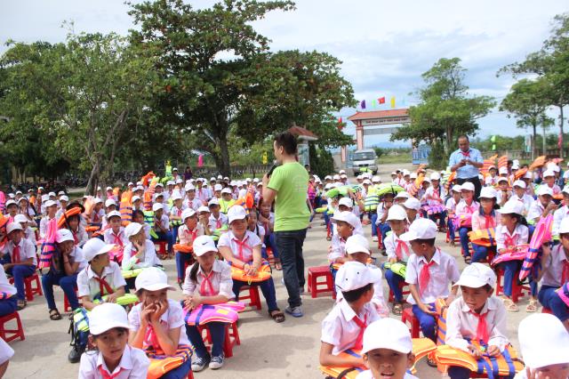 Quảng Trị: Trao học bổng và quà Trung thu cho học sinh nhân ngày tựu trường
