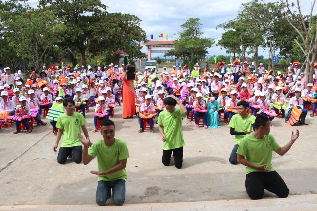 Quảng Trị: Trao học bổng và quà Trung thu cho học sinh nhân ngày tựu trường