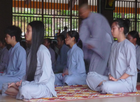 'Cậu ấm cô chiêu' lên chùa tập tu