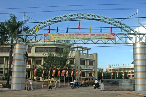 Cờ ngũ sắc tung bay giữa bầu trời Kiên Giang