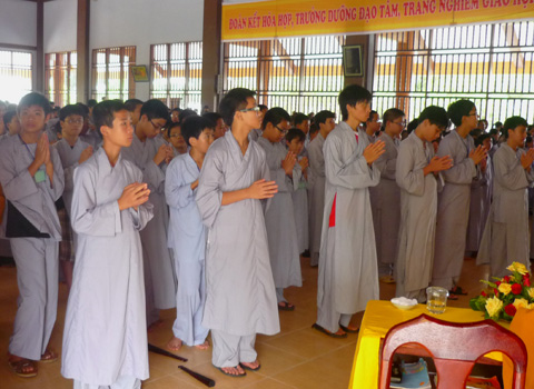 'Cậu ấm cô chiêu' lên chùa tập tu