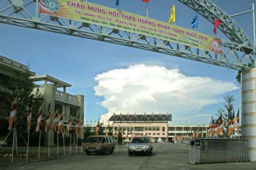 Cờ ngũ sắc tung bay giữa bầu trời Kiên Giang