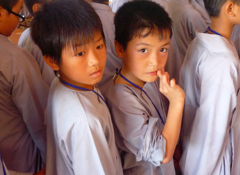 'Cậu ấm cô chiêu' lên chùa tập tu