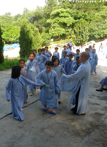 'Cậu ấm cô chiêu' lên chùa tập tu