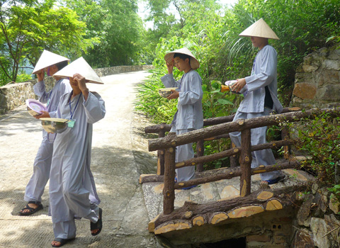 'Cậu ấm cô chiêu' lên chùa tập tu