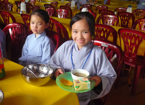 'Cậu ấm cô chiêu' lên chùa tập tu