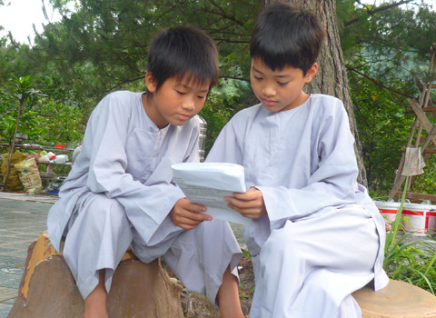 'Cậu ấm cô chiêu' lên chùa tập tu