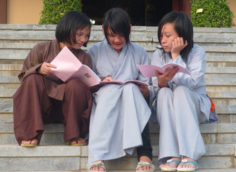 'Cậu ấm cô chiêu' lên chùa tập tu