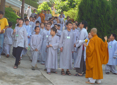 'Cậu ấm cô chiêu' lên chùa tập tu
