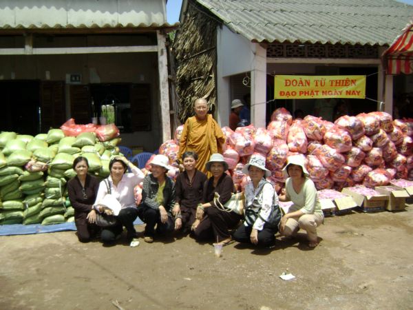 Đoàn từ thiện Đạo Phật Ngày Nay cứu trợ tại Bạc Liêu