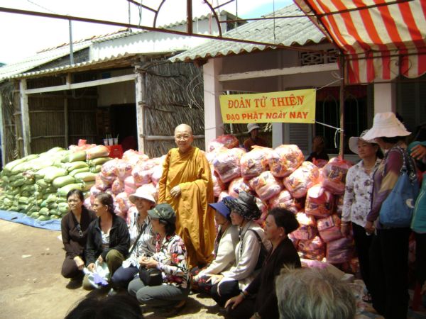 Đoàn từ thiện Đạo Phật Ngày Nay cứu trợ tại Bạc Liêu