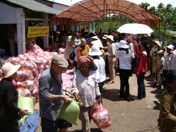 Đoàn từ thiện Đạo Phật Ngày Nay cứu trợ tại Bạc Liêu
