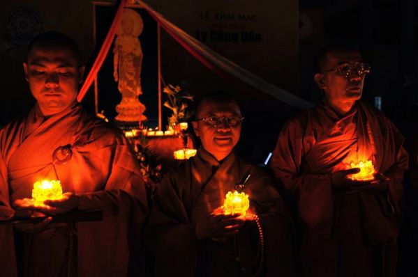 Lung linh 3000 ngọn nến trong đêm cầu nguyện hòa bình