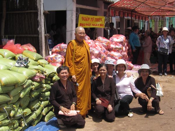 Đoàn từ thiện Đạo Phật Ngày Nay cứu trợ tại Bạc Liêu