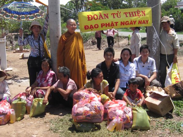 Đoàn từ thiện Đạo Phật Ngày Nay cứu trợ tại Bạc Liêu
