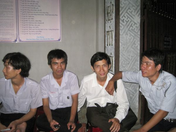 Thầm lặng bên lề khóa tu