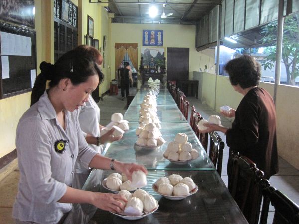 Thầm lặng bên lề khóa tu