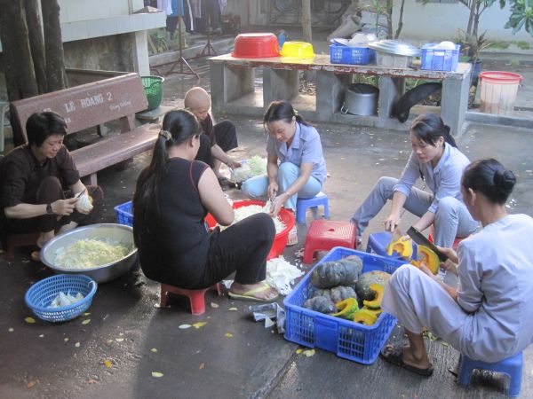 Thầm lặng bên lề khóa tu