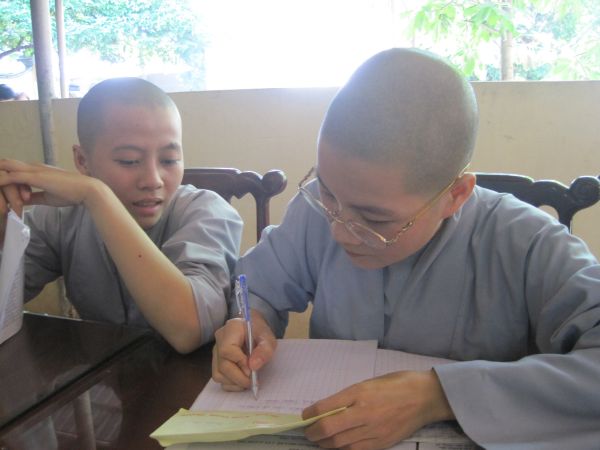 Thầm lặng bên lề khóa tu