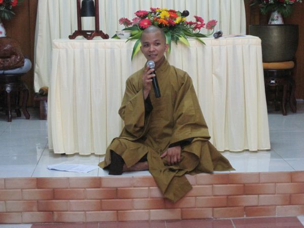 Thầm lặng bên lề khóa tu