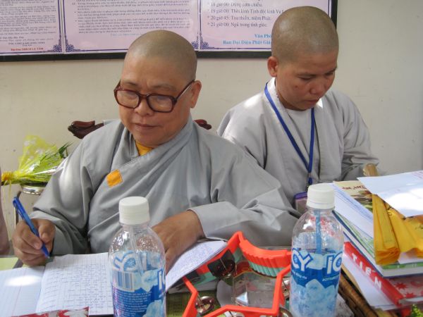 Thầm lặng bên lề khóa tu