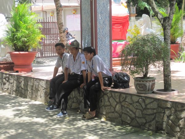 Thầm lặng bên lề khóa tu