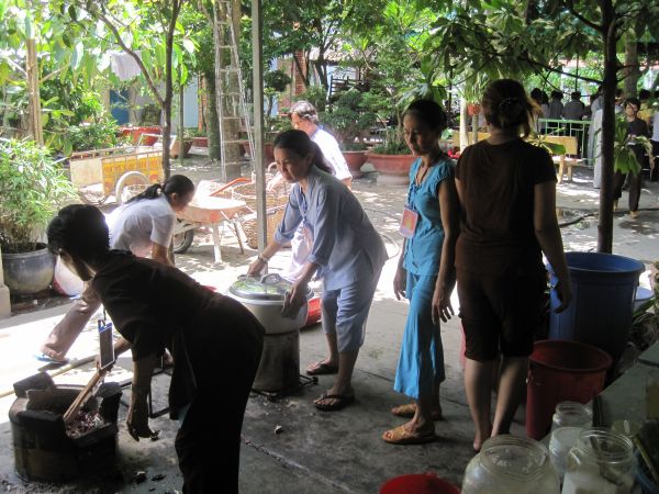 Thầm lặng bên lề khóa tu