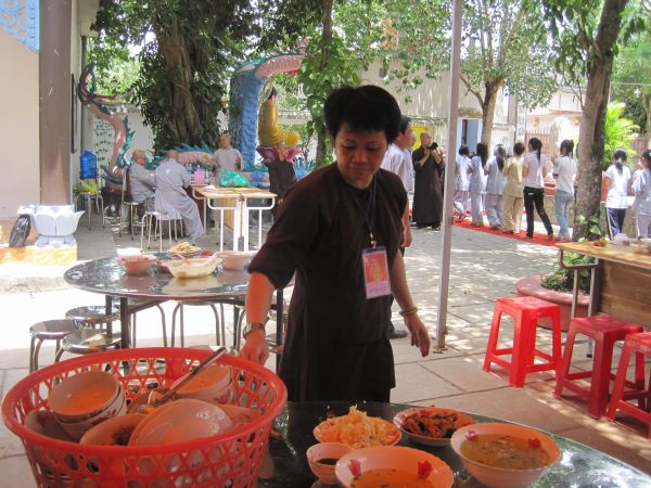 Thầm lặng bên lề khóa tu