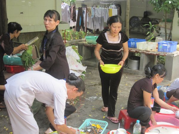 Thầm lặng bên lề khóa tu