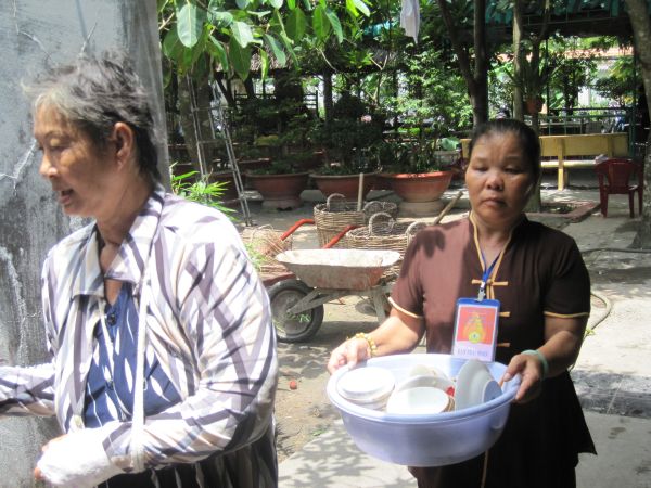 Thầm lặng bên lề khóa tu