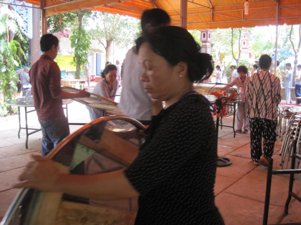 Thầm lặng bên lề khóa tu