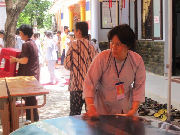 Thầm lặng bên lề khóa tu