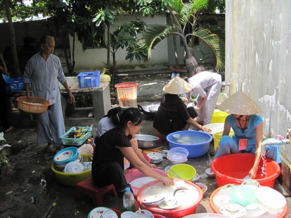 Thầm lặng bên lề khóa tu