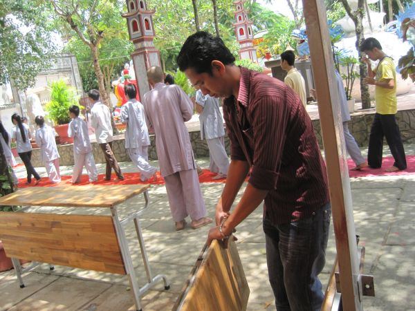 Thầm lặng bên lề khóa tu