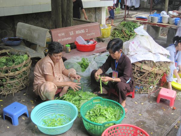 Thầm lặng bên lề khóa tu