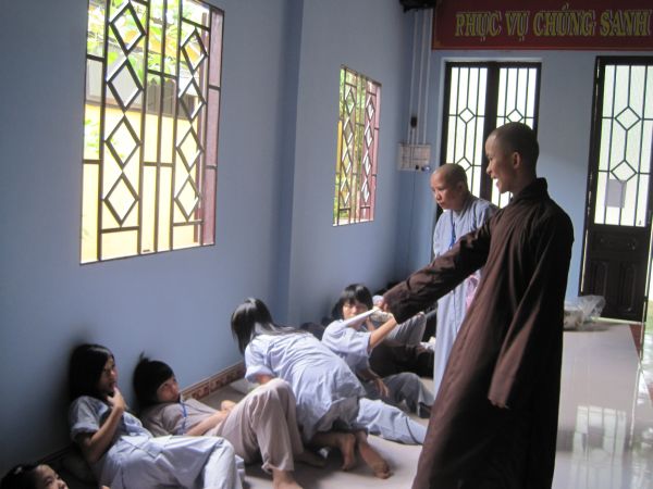 Thầm lặng bên lề khóa tu