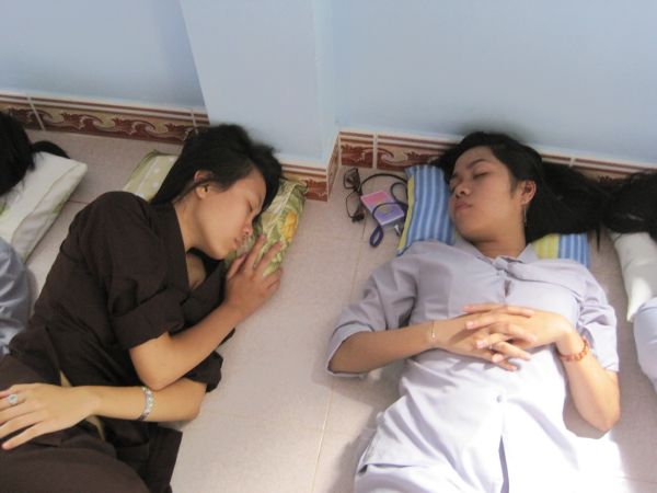 Thầm lặng bên lề khóa tu