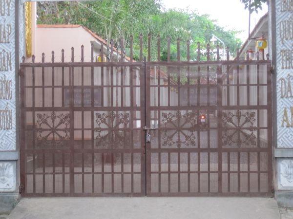 Thầm lặng bên lề khóa tu