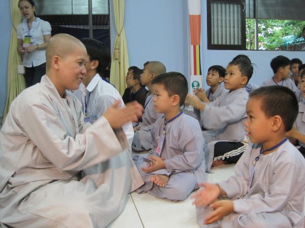 Thầm lặng bên lề khóa tu