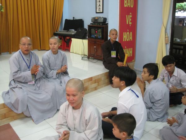 Thầm lặng bên lề khóa tu