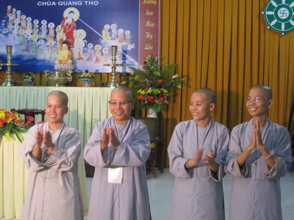 Thầm lặng bên lề khóa tu