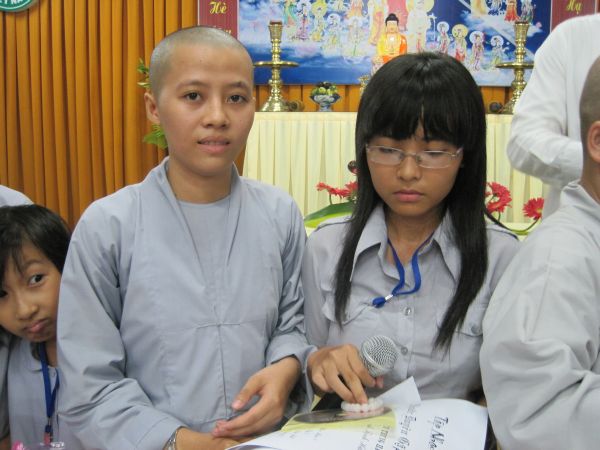 Thầm lặng bên lề khóa tu