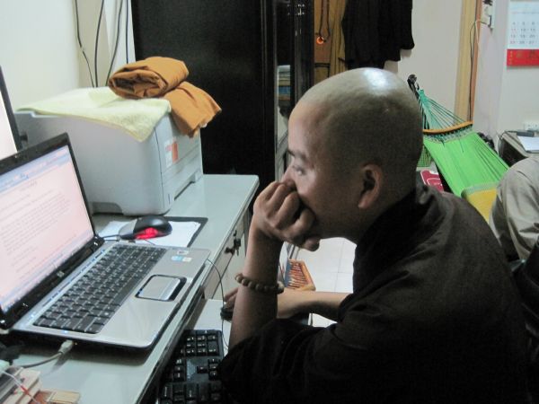 Thầm lặng bên lề khóa tu
