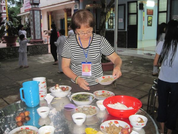 Thầm lặng bên lề khóa tu