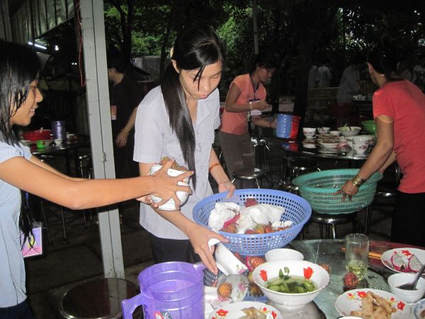 Thầm lặng bên lề khóa tu