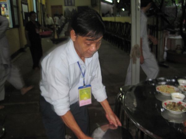 Thầm lặng bên lề khóa tu