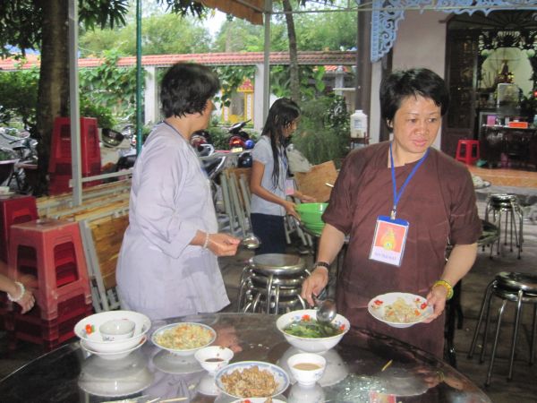 Thầm lặng bên lề khóa tu
