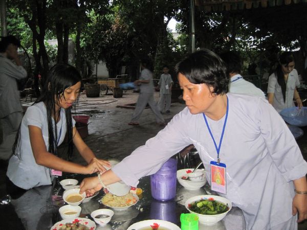 Thầm lặng bên lề khóa tu